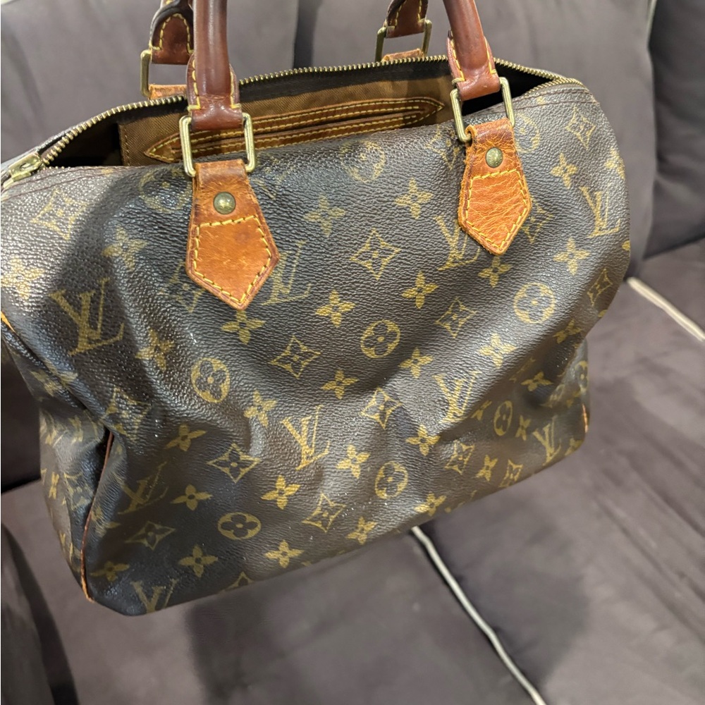 Louis Vuitton Brown , 25 or 30 with base inside for shaping